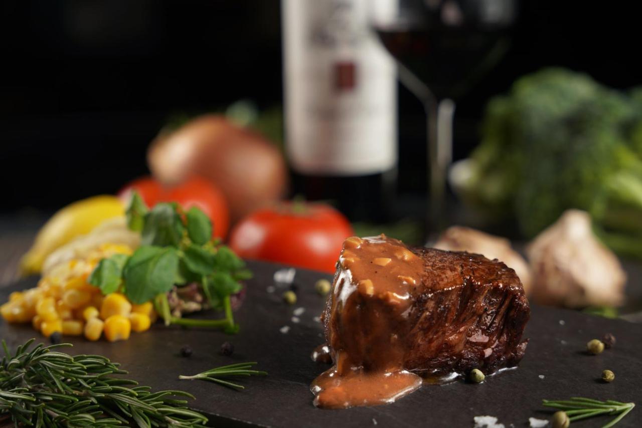 Palais De Chine Hotel Tajpej Zewnętrze zdjęcie A steak with a red wine sauce