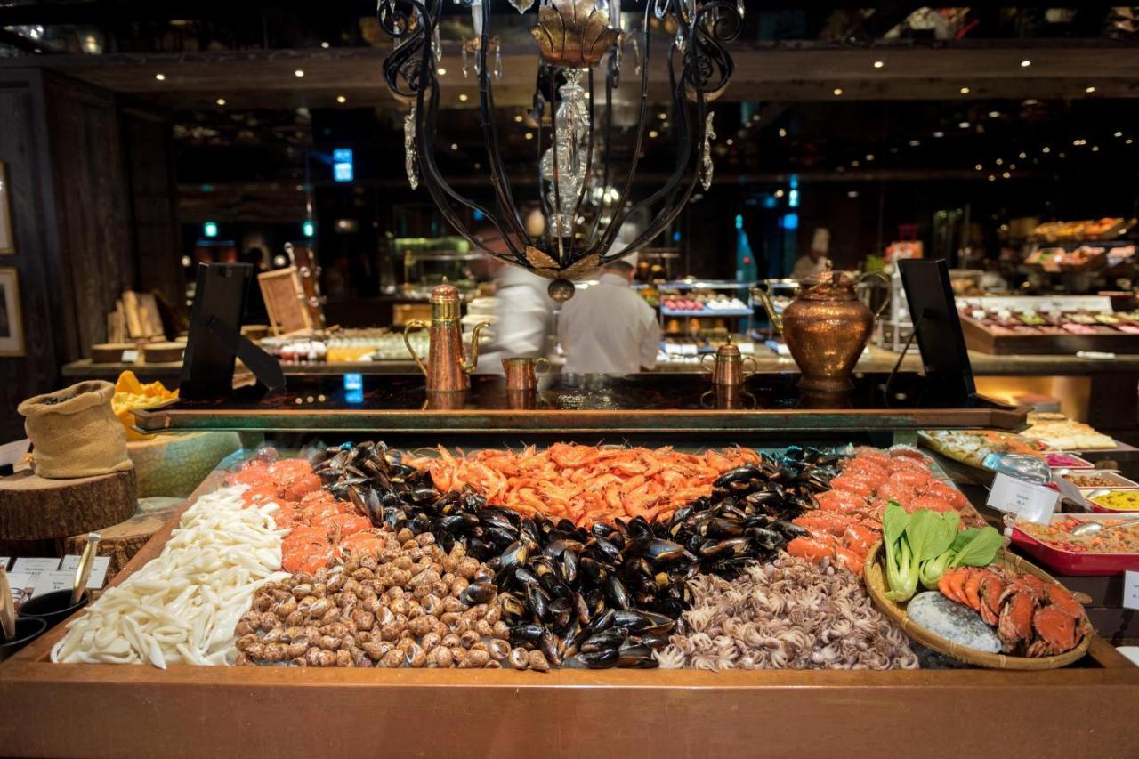 Palais De Chine Hotel Tajpej Zewnętrze zdjęcie Seafood buffet at a restaurant